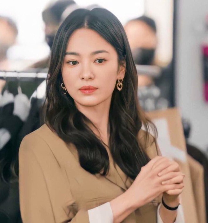 Phim flop thảm hại, Song Hye Kyo vẫn chiếm ngôi vương BXH thương hiệu nhờ khóa môi tình trẻ - Ảnh 2.