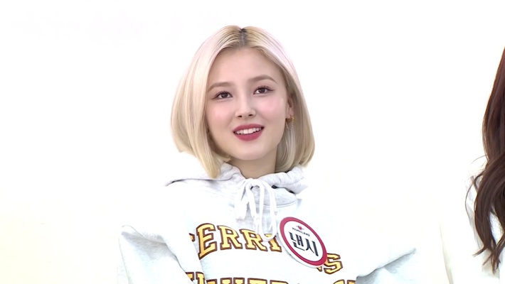 Nancy (MOMOLAND) đi show Tết liền 