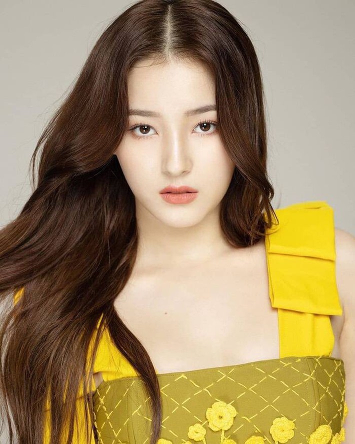 Nancy (MOMOLAND) khoe góc nghiêng cực phẩm với sống mũi 