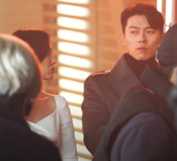 Loạt giây phút tình tứ của Son Ye Jin và Hyun Bin khiến dân tình phát sốt - Ảnh 4.
