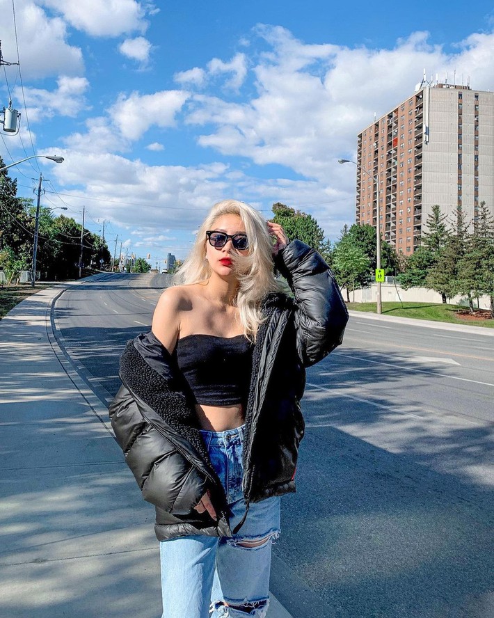 Không phải có mình Ngọc Trinh tự tin mặc bra top đi shopping, giới trẻ Việt giờ ra đường cũng sexy và táo bạo chẳng kém cạnh - Ảnh 6. Không phải có mình Ngọc Trinh tự tin mặc bra top đi shopping, giới trẻ Việt giờ ra đường cũng sexy và táo bạo chẳng kém cạnh - Ảnh 6.