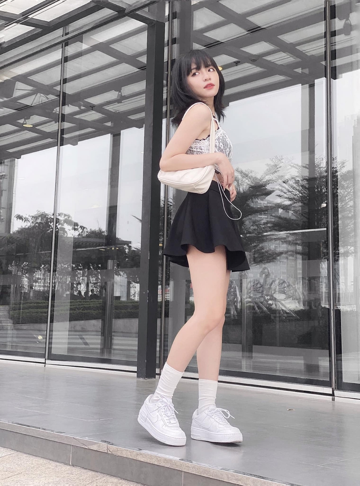 Không phải có mình Ngọc Trinh tự tin mặc bra top đi shopping, giới trẻ Việt giờ ra đường cũng sexy và táo bạo chẳng kém cạnh - Ảnh 7. Không phải có mình Ngọc Trinh tự tin mặc bra top đi shopping, giới trẻ Việt giờ ra đường cũng sexy và táo bạo chẳng kém cạnh - Ảnh 7.