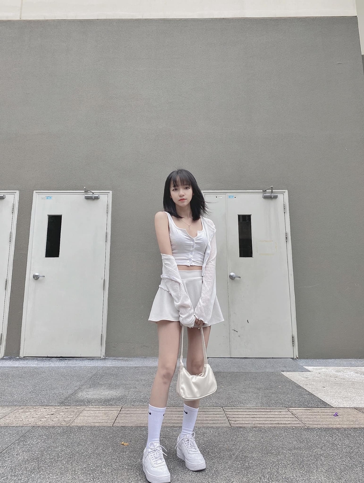 Không phải có mình Ngọc Trinh tự tin mặc bra top đi shopping, giới trẻ Việt giờ ra đường cũng sexy và táo bạo chẳng kém cạnh - Ảnh 8. Không phải có mình Ngọc Trinh tự tin mặc bra top đi shopping, giới trẻ Việt giờ ra đường cũng sexy và táo bạo chẳng kém cạnh - Ảnh 8.