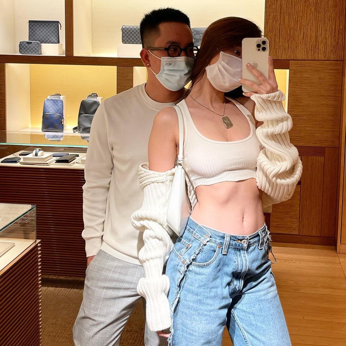 Không phải có mình Ngọc Trinh tự tin mặc bra top đi shopping, giới trẻ Việt giờ ra đường cũng sexy và táo bạo chẳng kém cạnh - Ảnh 1. Không phải có mình Ngọc Trinh tự tin mặc bra top đi shopping, giới trẻ Việt giờ ra đường cũng sexy và táo bạo chẳng kém cạnh - Ảnh 1.