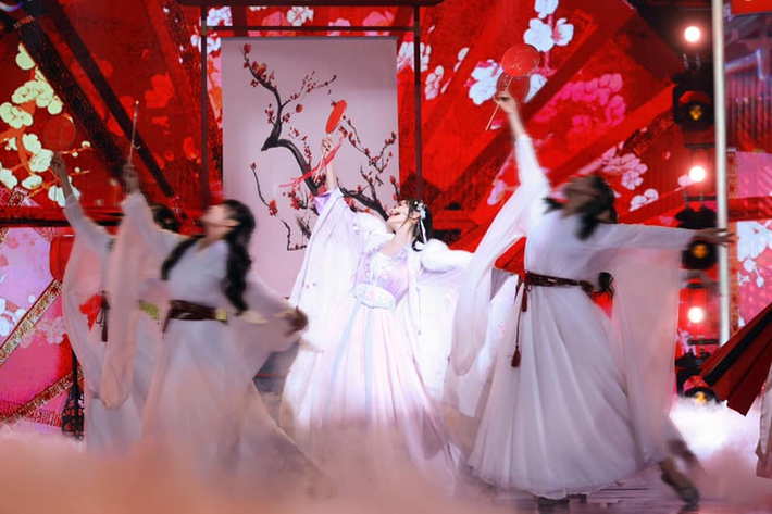 Bạch Lộc - Viên Băng Nghiên hát múa mừng Tết Nguyên Tiêu, mặt đẹp mê mẩn còn múa lại quá siêu  - Ảnh 3.