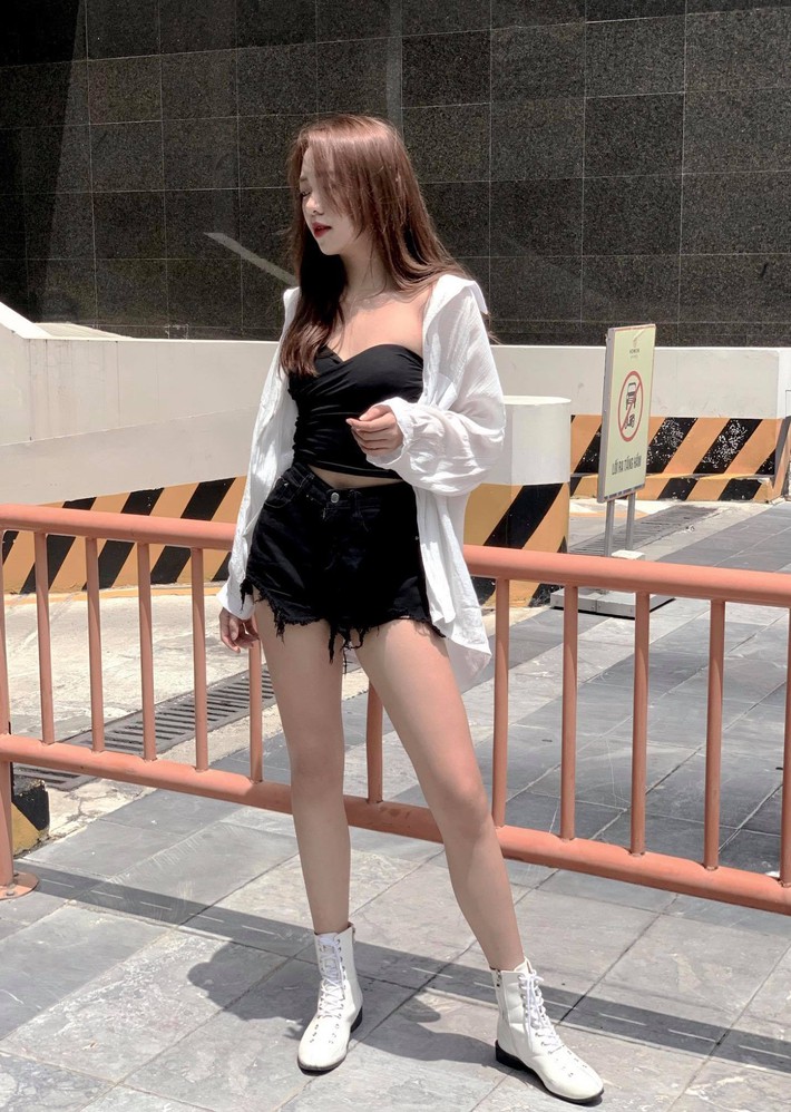 Không phải có mình Ngọc Trinh tự tin mặc bra top đi shopping, giới trẻ Việt giờ ra đường cũng sexy và táo bạo chẳng kém cạnh - Ảnh 3. Không phải có mình Ngọc Trinh tự tin mặc bra top đi shopping, giới trẻ Việt giờ ra đường cũng sexy và táo bạo chẳng kém cạnh - Ảnh 3.