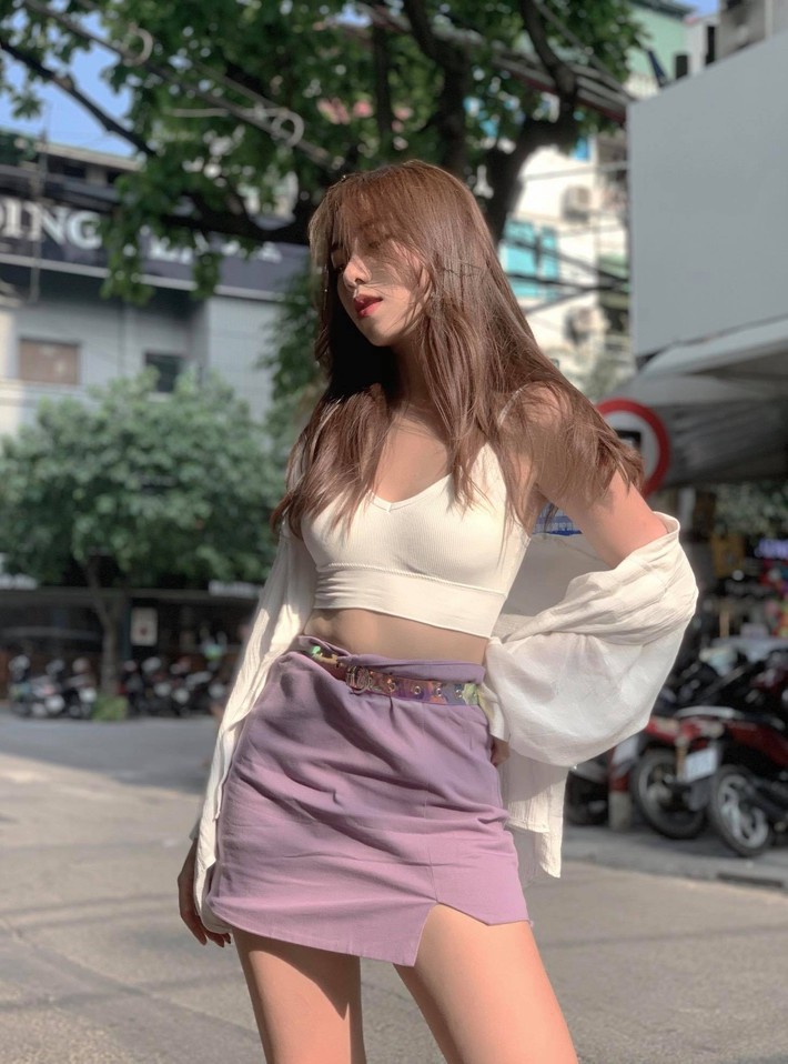 Không phải có mình Ngọc Trinh tự tin mặc bra top đi shopping, giới trẻ Việt giờ ra đường cũng sexy và táo bạo chẳng kém cạnh - Ảnh 4. Không phải có mình Ngọc Trinh tự tin mặc bra top đi shopping, giới trẻ Việt giờ ra đường cũng sexy và táo bạo chẳng kém cạnh - Ảnh 4.
