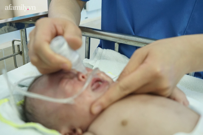 Công việc chăm sóc trẻ sơ sinh đòi hỏi tấm lòng