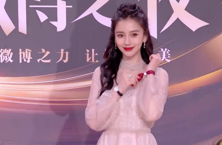 Angelababy rất đẹp, chỉ có điều bộ trang phục có phần đơn giản khiến cô trở nên nhạt nhòa.