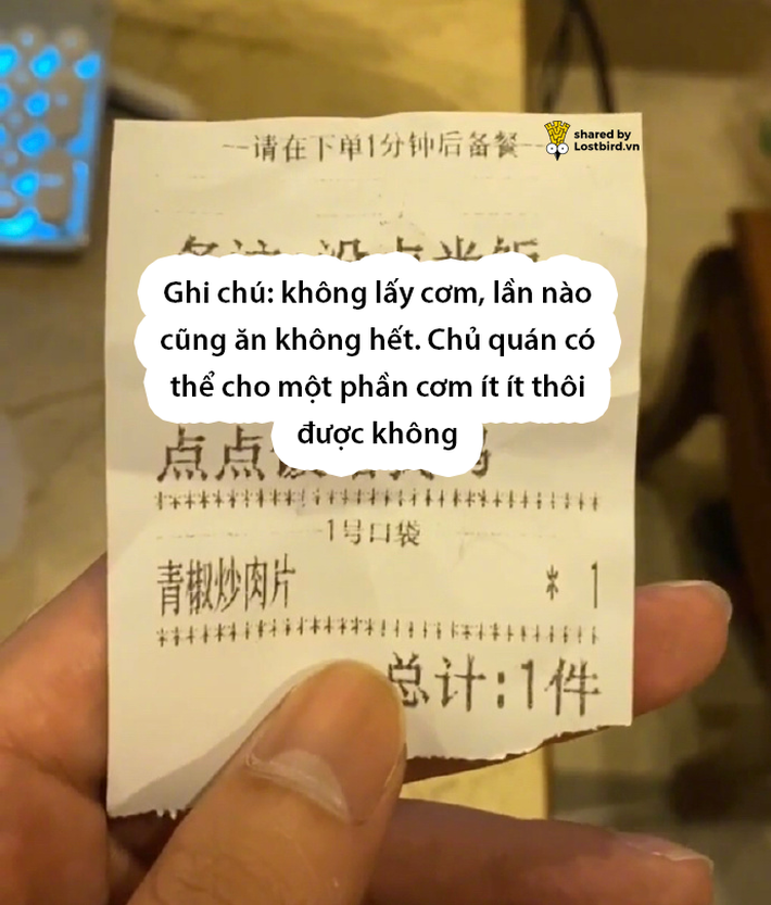 Nhờ chủ quán cho ít cơm vì lần nào cũng thừa, thanh niên nhận được suất ăn dở khóc dở cười, dân mạng thì hả hê: Vừa lòng chưa? - Ảnh 1.