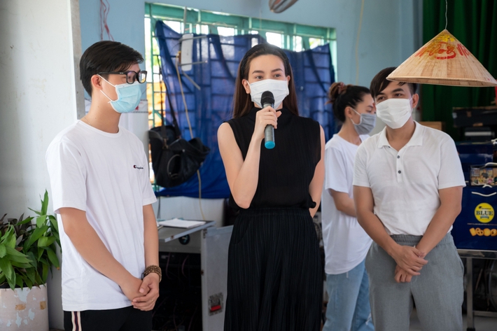 Hồ Ngọc Hà cùng Bùi Anh Tuấn, Nguyễn Hồng Thuận xuống Long An trao quà Tết cho trẻ em mồ côi, khó khăn - Ảnh 3.