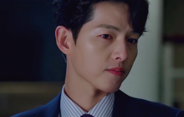 Song Joong Ki gây sốt cực mạnh với màn làm Mafia điển trai, zoom cận khuôn mặt càng khiến fan trầm trồ vì quá đẹp - Ảnh 9.