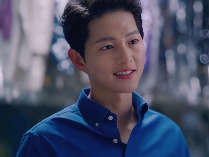 Song Joong Ki gây sốt cực mạnh với màn làm Mafia điển trai, zoom cận khuôn mặt càng khiến fan trầm trồ vì quá đẹp - Ảnh 11.