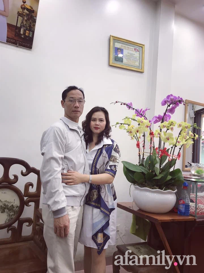 Dùng chiêu “mặt dày”, người đàn ông thành công cưa đổ cô hoa khôi 26 năm trước, sắp cưới dẫn cô dâu ra chợ Hà Đông tuyên bố: “Thích dây chuyền, vòng vàng hay gì em cứ mua” - Ảnh 5.