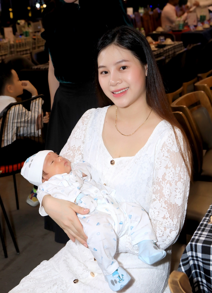 Lương Gia Huy lần đầu công khai con trai và vợ trẻ đẹp kém 18 tuổi - Ảnh 4.