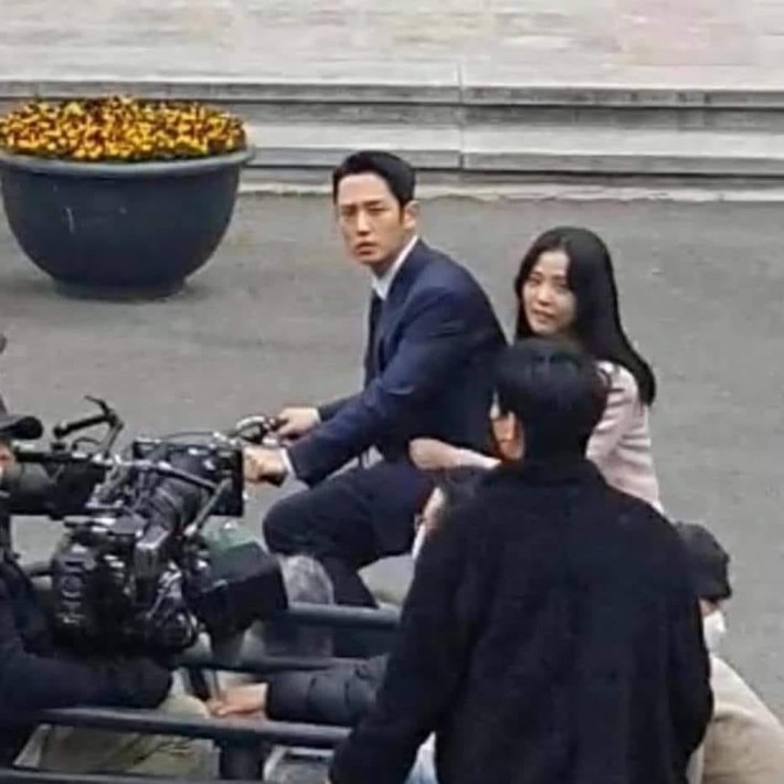 Lộ cảnh Jisoo (BLACKPINK) ôm ấp Jung Hae In trong phim mới, fan đòi sống chết vì sợ diễn cảnh hôn nhau - Ảnh 2.