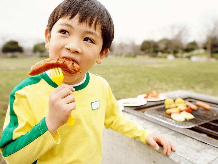 Vô tư ăn 5 loại đồ ăn vặt này, trẻ có nguy cơ dậy thì sớm - Ảnh 2.