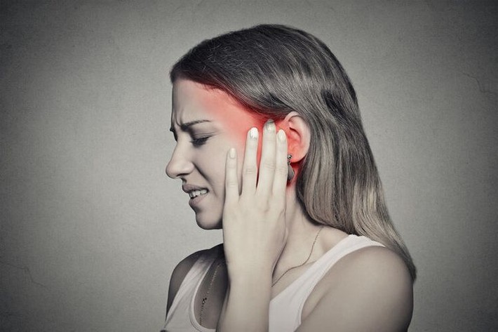 Người phụ nữ bị nghẹt tai, tưởng là ráy tai nhưng lại được chẩn đoán mắc ung thư - Ảnh 1.