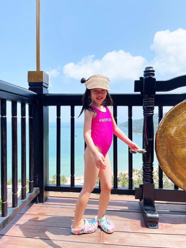 Alpha Kid 5 tuổi nhà Á hậu Việt Nam diện bikini đôi cùng mẹ khoe chân dài nuột nà, dân mạng xuýt xoa: 
