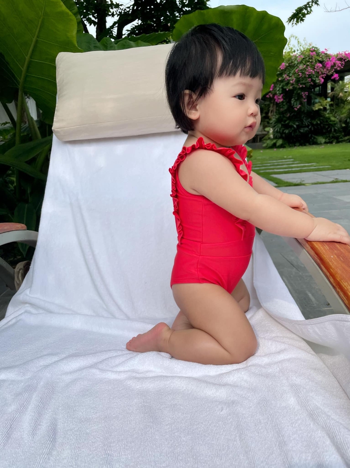 Bé Suchin nhà Cường Đô La mới 9 tháng tuổi đã cực sành điệu, được mẹ sắm cả bộ sưu tập áo bơi đi biển nhìn mà mê - Ảnh 2.