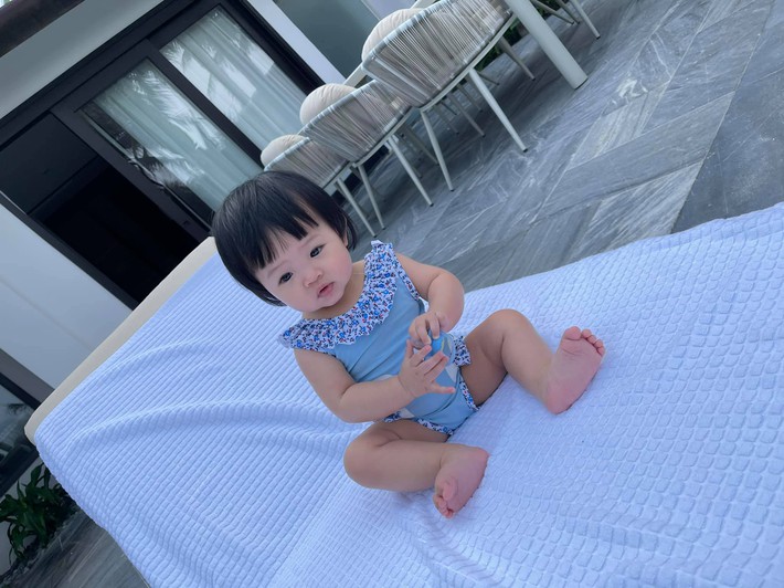 Bé Suchin nhà Cường Đô La mới 9 tháng tuổi đã cực sành điệu, được mẹ sắm cả bộ sưu tập áo bơi đi biển nhìn mà mê - Ảnh 1.