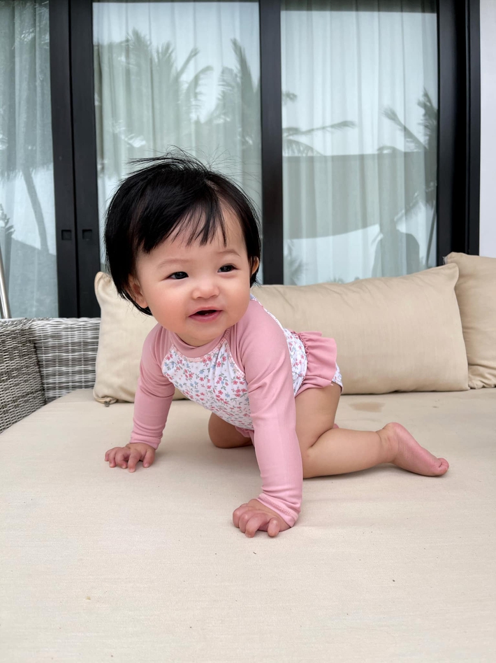 Bé Suchin nhà Cường Đô La mới 9 tháng tuổi đã cực sành điệu, được mẹ sắm cả bộ sưu tập áo bơi đi biển nhìn mà mê - Ảnh 3.