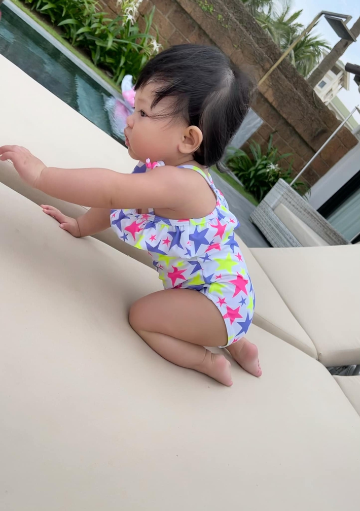 Bé Suchin nhà Cường Đô La mới 9 tháng tuổi đã cực sành điệu, được mẹ sắm cả bộ sưu tập áo bơi đi biển nhìn mà mê - Ảnh 4.