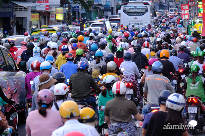 Cảnh tượng 2 năm mới lại xuất hiện ở TP.HCM: Hàng ngàn người rồng rắn nhít từng chút một về quê nghỉ lễ 30/4 - Ảnh 2.