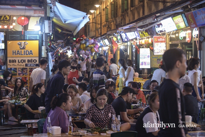 Hà Nội tạm dừng hoạt động các cơ sở kinh doanh dịch vụ karaoke, quán bar, vũ trường, quán game từ 0h ngày 30/4 - Ảnh 2.