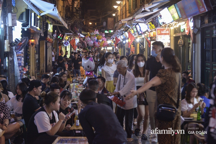 Hà Nội tạm dừng hoạt động các cơ sở kinh doanh dịch vụ karaoke, quán bar, vũ trường, quán game từ 0h ngày 30/4 - Ảnh 1.