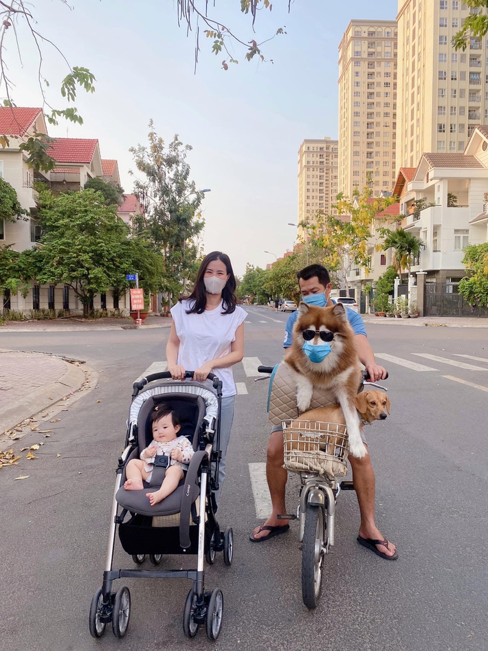 Đông Nhi đăng ảnh đẩy con gái đi dạo, ai ai cũng chú ý đến một điều chứng minh Alpha Kid Winnie đúng là số hưởng từ bé - Ảnh 1.