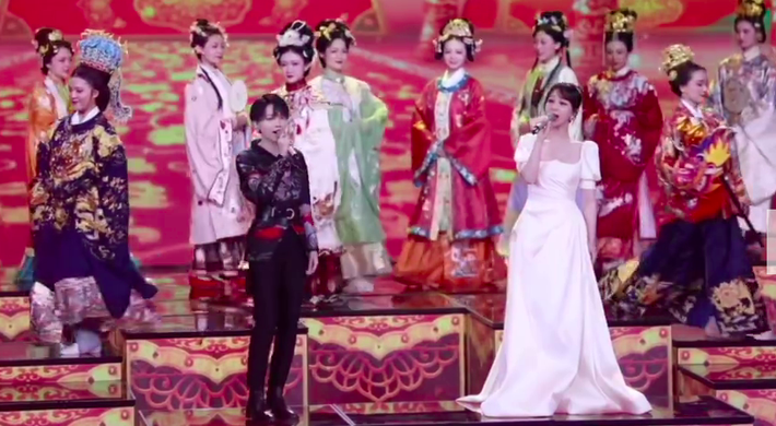 Dương Tử đứng chung sân khấu với Lưu Vũ Hân, mặt thì rất xinh nhưng vô tình để lộ 