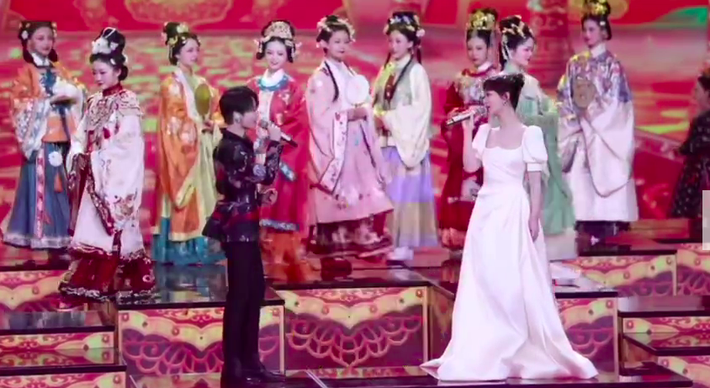 Dương Tử đứng chung sân khấu với Lưu Vũ Hân, mặt thì rất xinh nhưng vô tình để lộ 