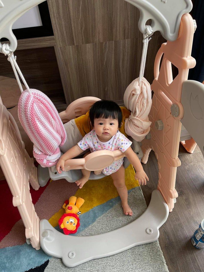 Đàm Thu Trang khoe ảnh Suchin ngồi chơi xích đu cực hài, nhưng 1 chi tiết đã khiến hot mom để lộ việc có chăm con chu đáo hay không? - Ảnh 1.