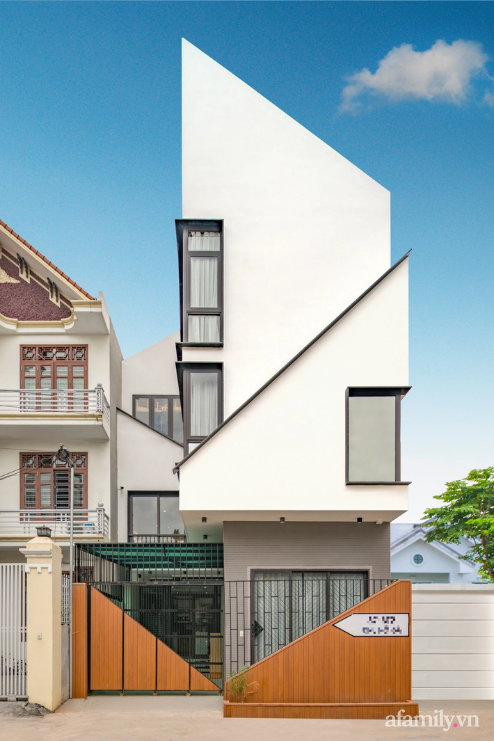 Ngôi nhà tạo ấn tượng giữa khu phố bởi hình dáng độc đáo cùng tone màu trắng tinh khôi ở Hải Phòng - Ảnh 2.