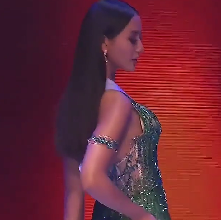 Bán kết Hoa hậu Hoàn vũ 2020: Khánh Vân kết màn cực đỉnh với những cú xoay váy thần thái, thí sinh Indonesia lộ miếng độn ngực trước máy quay - Ảnh 15.