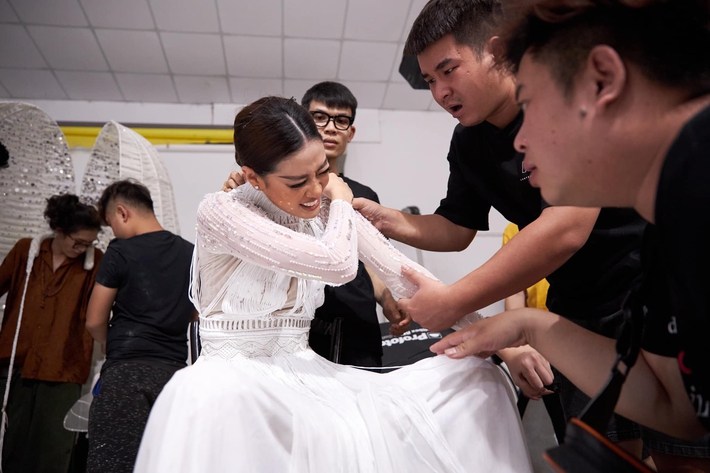 Hình ảnh Khánh Vân bị bầm tím chân, đau đớn vì vết thương khi đi thi Miss Universe 2020 được hé lộ, nhìn mà xót xa - Ảnh 2.