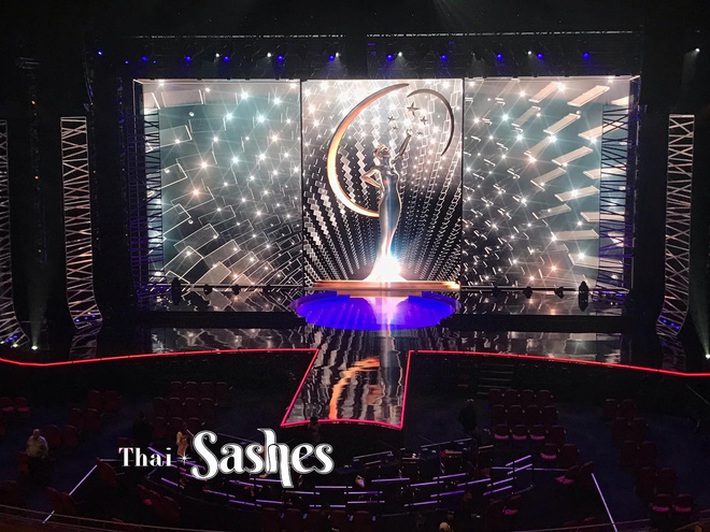 Chung kết Miss Universe 2020: Lộ diện những hình ảnh đầu tiên của Khánh Vân và dàn thí sinh trên sân khấu cực hoành tráng - Ảnh 2.