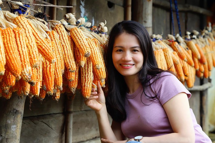 Căn nhà bừng sáng nhờ bình hoa hồng Juliet vàng cam tuyệt phẩm, mẹ đảm nhận 