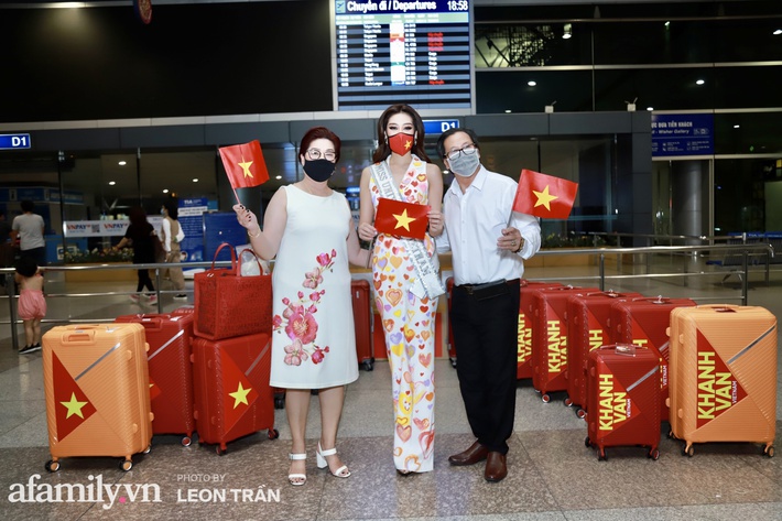 Khánh Vân đeo khẩu trang hình cờ Việt Nam, mang 16 vali hành lý lên đường sang Mỹ thi Hoa hậu Hoàn vũ 2020 - Ảnh 4.