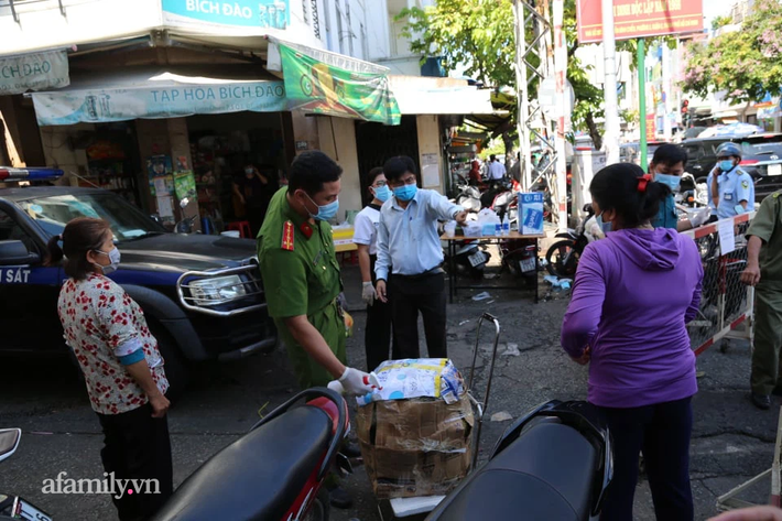 TP.HCM phong tỏa con hẻm tại quận 3 có người phụ nữ nghi nhiễm COVID-19 vừa phát hiện - Ảnh 2.