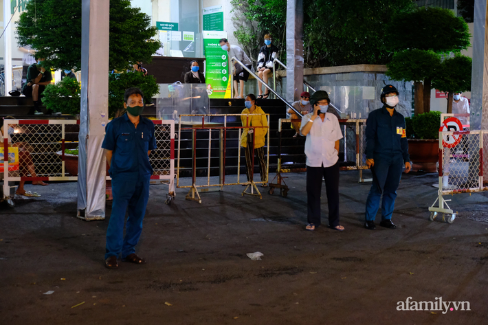 Bệnh viện Hoàn Mỹ Sài Gòn bất ngờ bị phong tỏa, người nhà hoang mang vì nhiều bệnh nhân chạy thận không được ra ngoài - Ảnh 3.