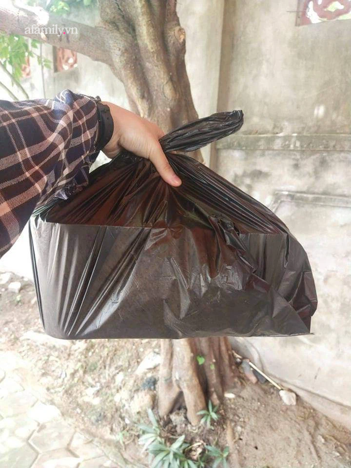 Những chiếc túi màu đen chứa đựng thai nhi bị bỏ hoang ngoài phố luôn được các TNV thu lượm