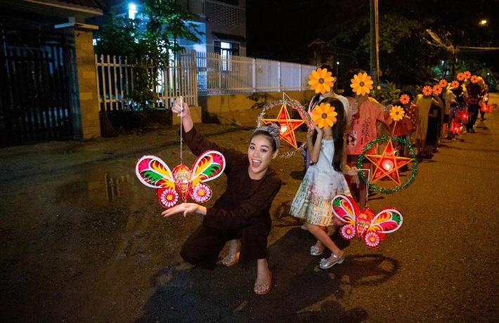 Loạt hành động tinh tế, ghi điểm cực lớn của Hoa hậu Khánh Vân - đại diện Việt Nam tại Miss Universe 2020 - Ảnh 3.