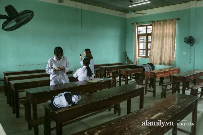 Thông tin mới nhất vụ thầy giáo tát, đạp học sinh trên bục giảng ở Bắc Giang: Trường quyết định chấm dứt hợp đồng với thầy - Ảnh 5.