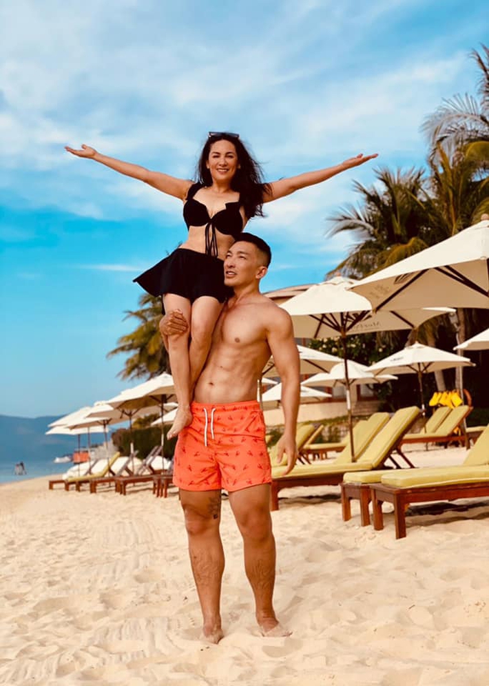 Phi Nhung diện bikini khoe body nhưng không 