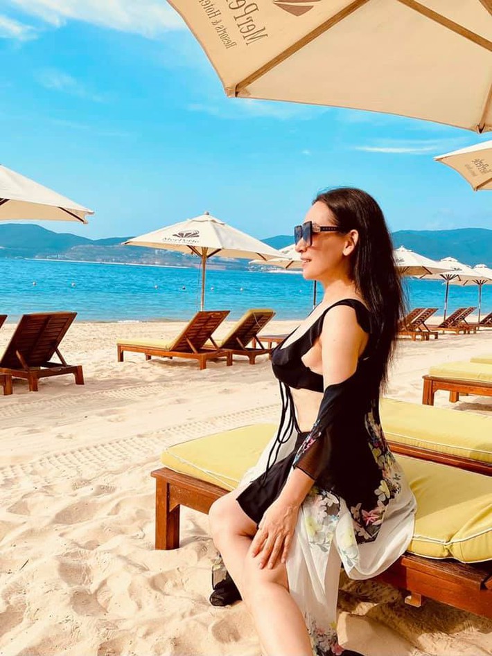 Phi Nhung diện bikini khoe body nhưng không 