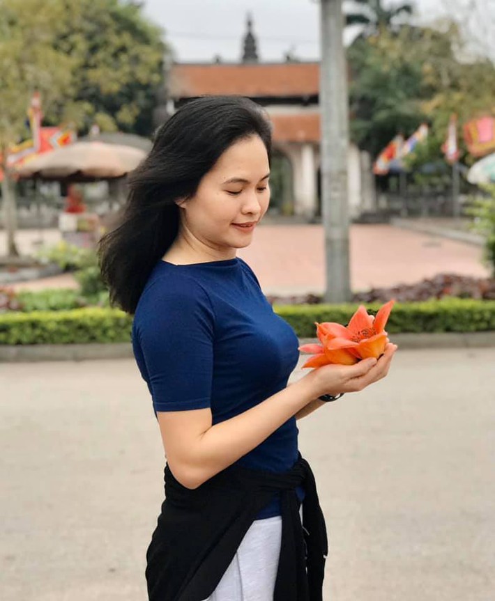 Mẹ đảm bày 1001 cách cắm hoa trên khay đựng trái cây hình chim công, hô biến phòng khách trở nên đẹp lung linh, ai ngắm nhìn cũng phải trầm trồ - Ảnh 6.