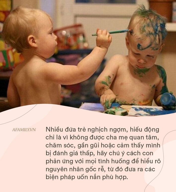 Con dùng bàn chải đánh răng của mẹ cọ bồn cầu, biểu cảm 