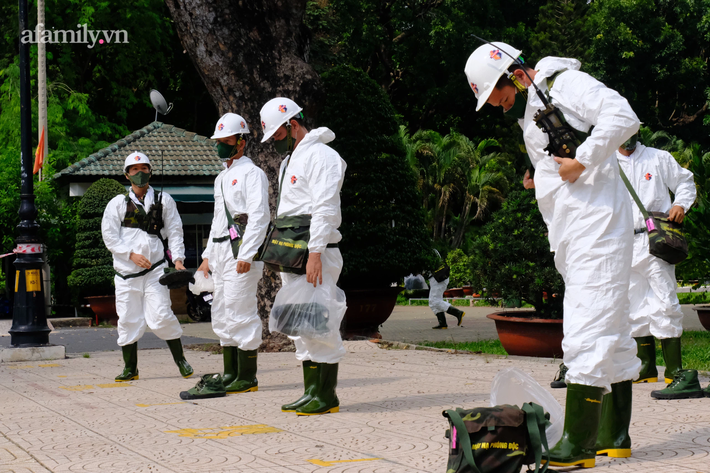 TP.HCM: Quân đội mang 15 xe đặc chủng phun khử khuẩn chống dịch COVID-19, nhiều người dân hiếu kỳ đứng quay clip - Ảnh 6.